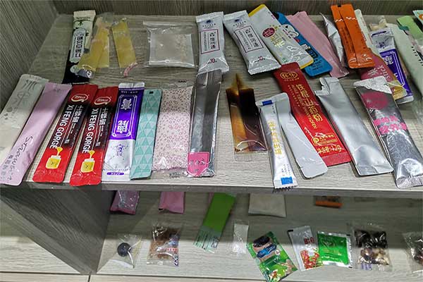 全自動(dòng)小型包裝機(jī)能夠滿足顆粒、條塊、片狀、球狀、粉料、液體、膏體產(chǎn)品的自動(dòng)定量包裝